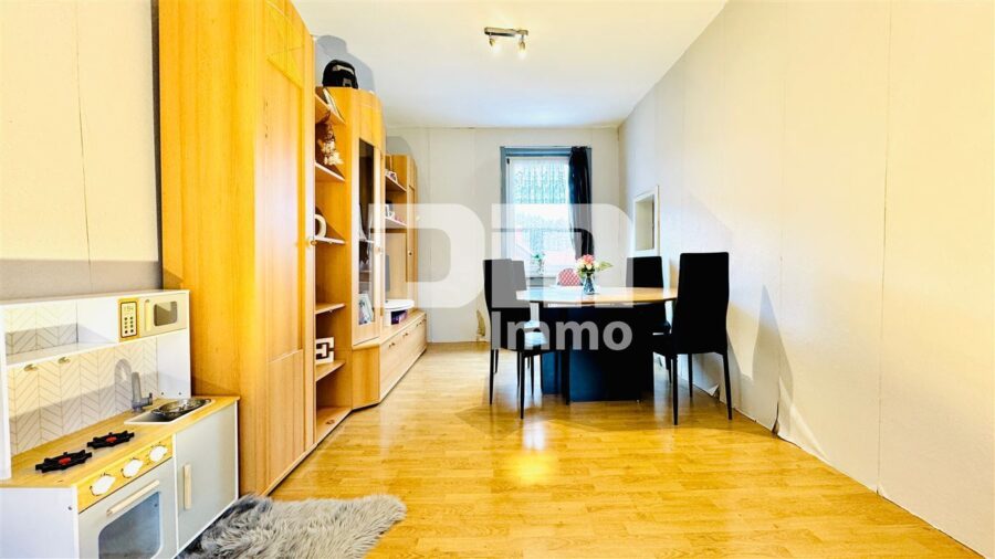 Modernisiertes Zweifamilienhaus BJ mit Gewerbeanteil, Anbau und enormen Platzangebot - OG WE2 Wohnzimmer / Esszimmer /Zugang Wintergarten